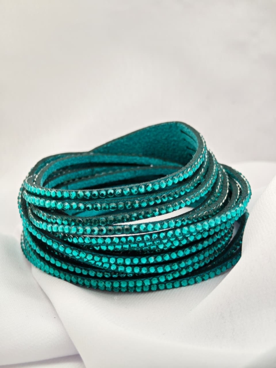 Pulsera cuerina con brillantes y broche color CELESTE-G1